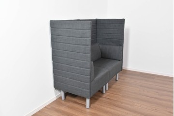 中古　美品　ASPLUND(アスプルンド)　立体的なフォルムが特徴の2人掛けパネルソファ　(R-085654)