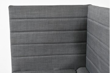 中古　美品　ASPLUND(アスプルンド)　立体的なフォルムが特徴の2人掛けパネルソファ　(R-085654)