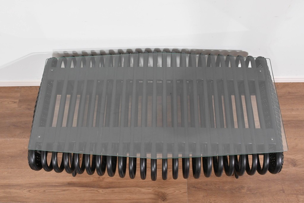 ヴィンテージ家具　籐(ラタン)　立体的な曲線フレームが特徴のガラス天板付きセンターテーブル　(R-085659)