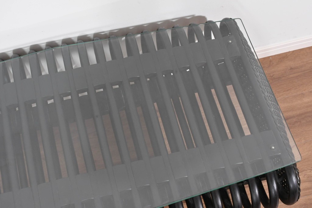 ヴィンテージ家具　籐(ラタン)　立体的な曲線フレームが特徴のガラス天板付きセンターテーブル　(R-085659)