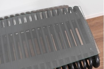 ヴィンテージ家具　籐(ラタン)　立体的な曲線フレームが特徴のガラス天板付きセンターテーブル　(R-085659)