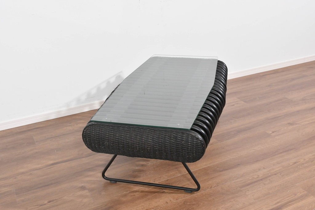 ヴィンテージ家具　籐(ラタン)　立体的な曲線フレームが特徴のガラス天板付きセンターテーブル　(R-085659)