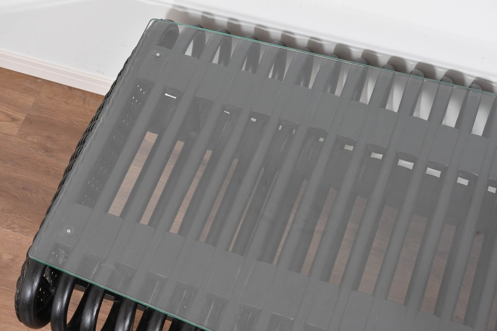 ヴィンテージ家具　籐(ラタン)　立体的な曲線フレームが特徴のガラス天板付きセンターテーブル　(R-085659)