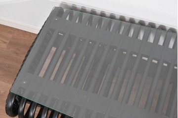 ヴィンテージ家具　籐(ラタン)　立体的な曲線フレームが特徴のガラス天板付きセンターテーブル　(R-085659)