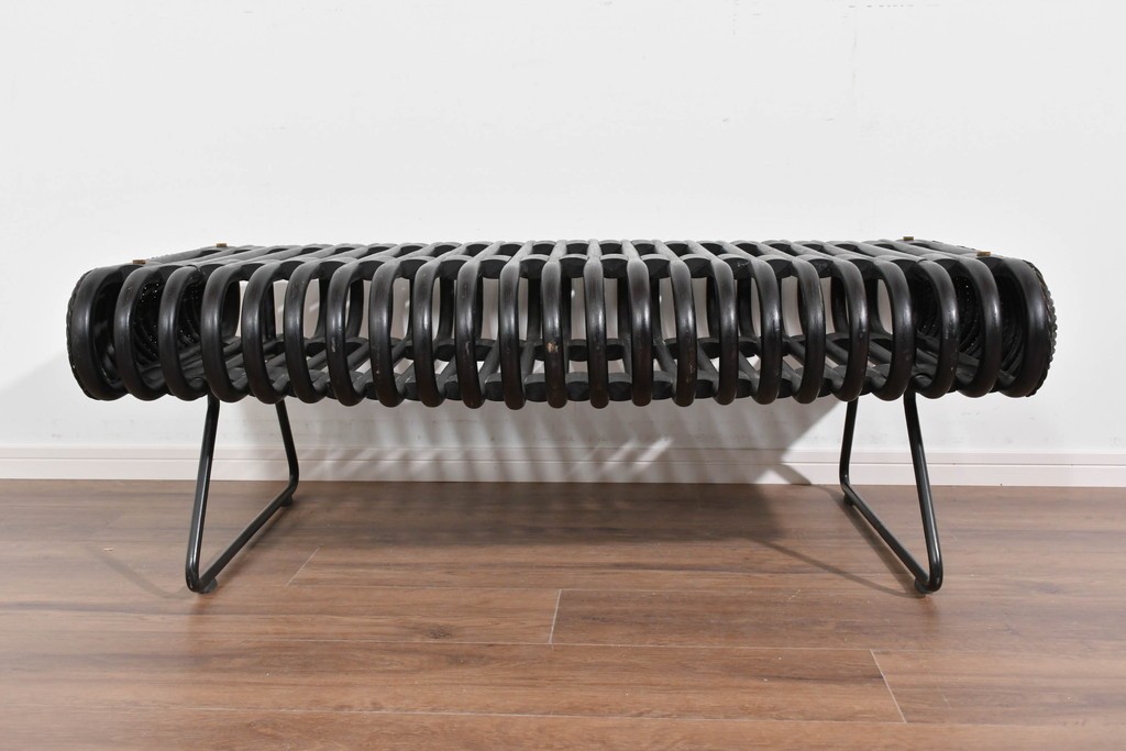 ヴィンテージ家具　籐(ラタン)　立体的な曲線フレームが特徴のガラス天板付きセンターテーブル　(R-085659)