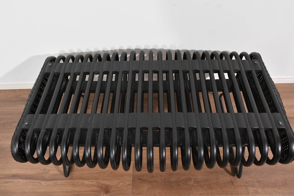 ヴィンテージ家具　籐(ラタン)　立体的な曲線フレームが特徴のガラス天板付きセンターテーブル　(R-085659)