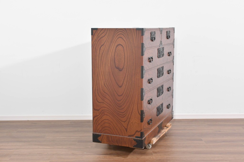 中古　美品　渡辺家具店　杢目の力強さと重厚な金具が調和した仙台箪笥　(R-085662)