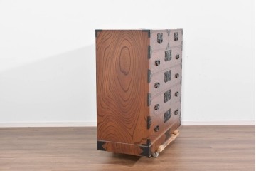 中古　美品　渡辺家具店　杢目の力強さと重厚な金具が調和した仙台箪笥　(R-085662)