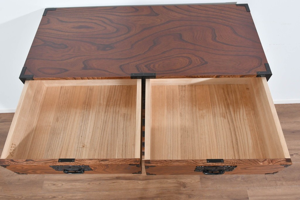 中古　美品　渡辺家具店　杢目の力強さと重厚な金具が調和した仙台箪笥　(R-085662)
