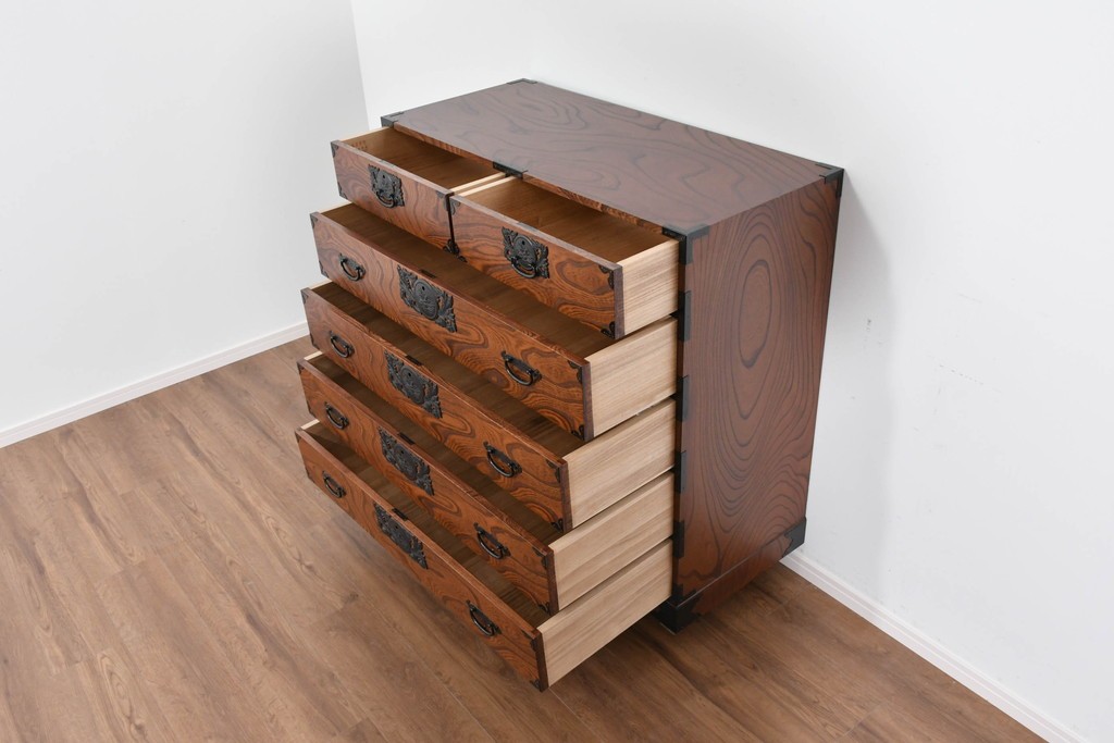 中古　美品　渡辺家具店　杢目の力強さと重厚な金具が調和した仙台箪笥　(R-085662)