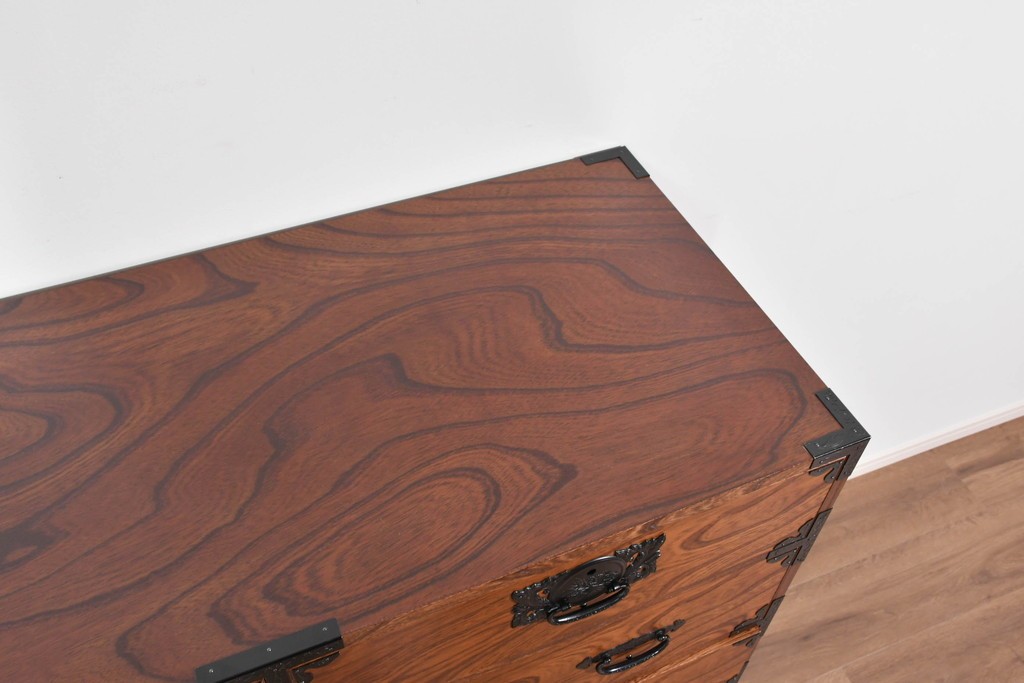 中古　美品　渡辺家具店　杢目の力強さと重厚な金具が調和した仙台箪笥　(R-085662)