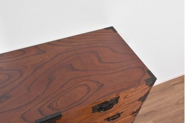 中古　美品　渡辺家具店　杢目の力強さと重厚な金具が調和した仙台箪笥　(R-085662)