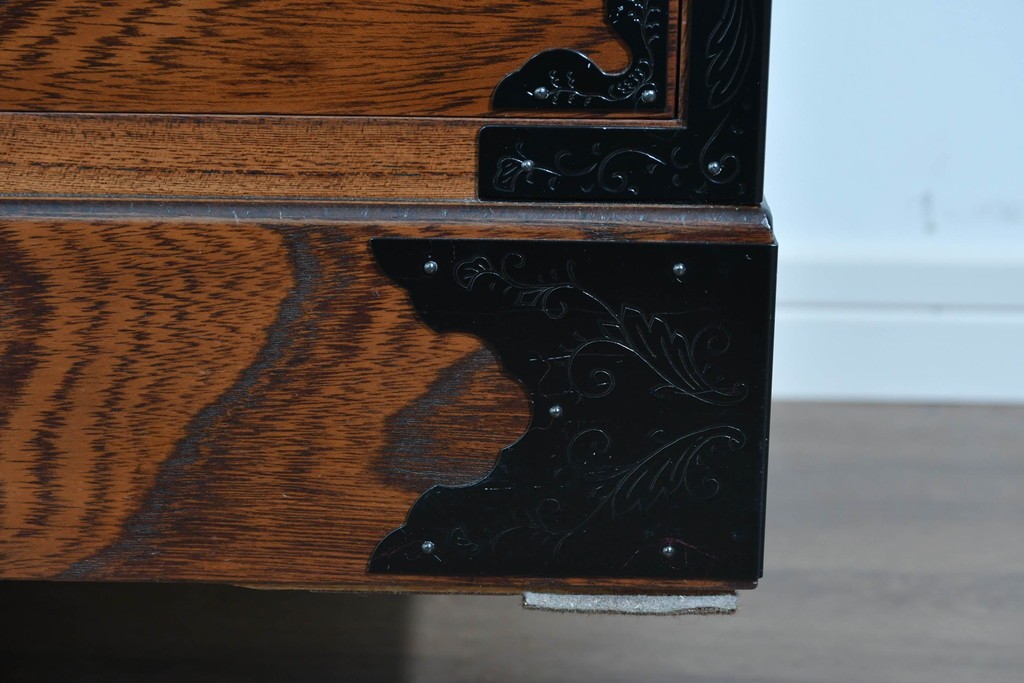 中古　美品　渡辺家具店　杢目の力強さと重厚な金具が調和した仙台箪笥　(R-085662)