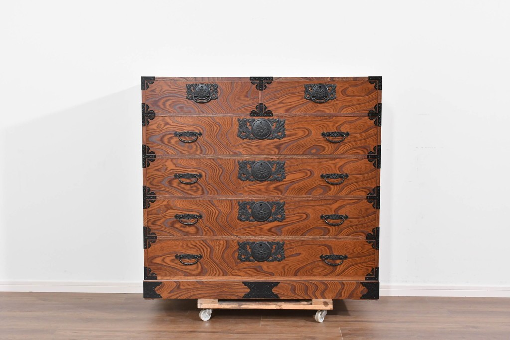 中古　美品　渡辺家具店　杢目の力強さと重厚な金具が調和した仙台箪笥　(R-085662)