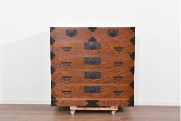 中古　美品　渡辺家具店　杢目の力強さと重厚な金具が調和した仙台箪笥　(R-085662)