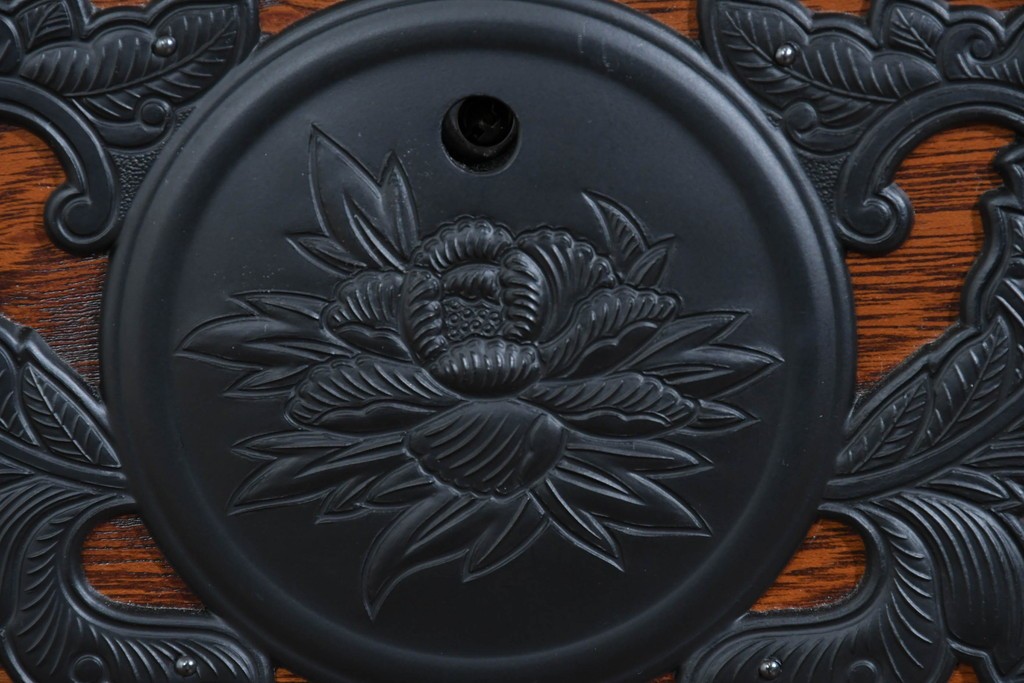 中古　美品　渡辺家具店　杢目の力強さと重厚な金具が調和した仙台箪笥　(R-085662)