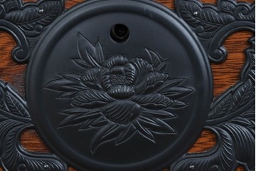 中古　美品　渡辺家具店　杢目の力強さと重厚な金具が調和した仙台箪笥　(R-085662)