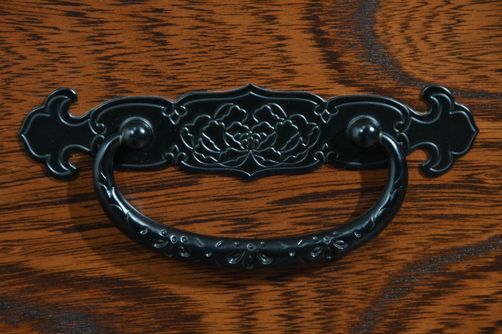 中古　美品　渡辺家具店　杢目の力強さと重厚な金具が調和した仙台箪笥　(R-085662)