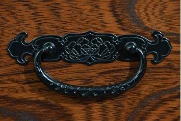 中古　美品　渡辺家具店　杢目の力強さと重厚な金具が調和した仙台箪笥　(R-085662)