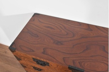 中古　美品　渡辺家具店　杢目の力強さと重厚な金具が調和した仙台箪笥　(R-085662)