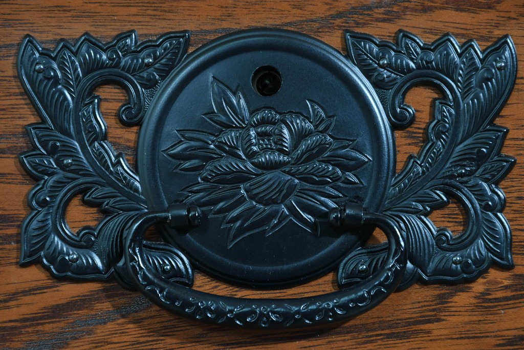 中古　美品　渡辺家具店　杢目の力強さと重厚な金具が調和した仙台箪笥　(R-085662)