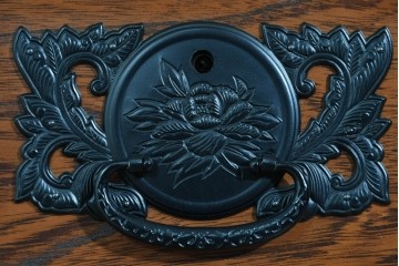 中古　美品　渡辺家具店　杢目の力強さと重厚な金具が調和した仙台箪笥　(R-085662)