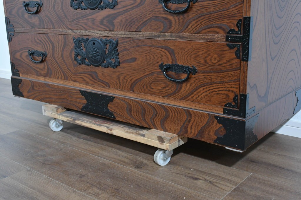 中古　美品　渡辺家具店　杢目の力強さと重厚な金具が調和した仙台箪笥　(R-085662)