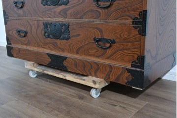 中古　美品　渡辺家具店　杢目の力強さと重厚な金具が調和した仙台箪笥　(R-085662)