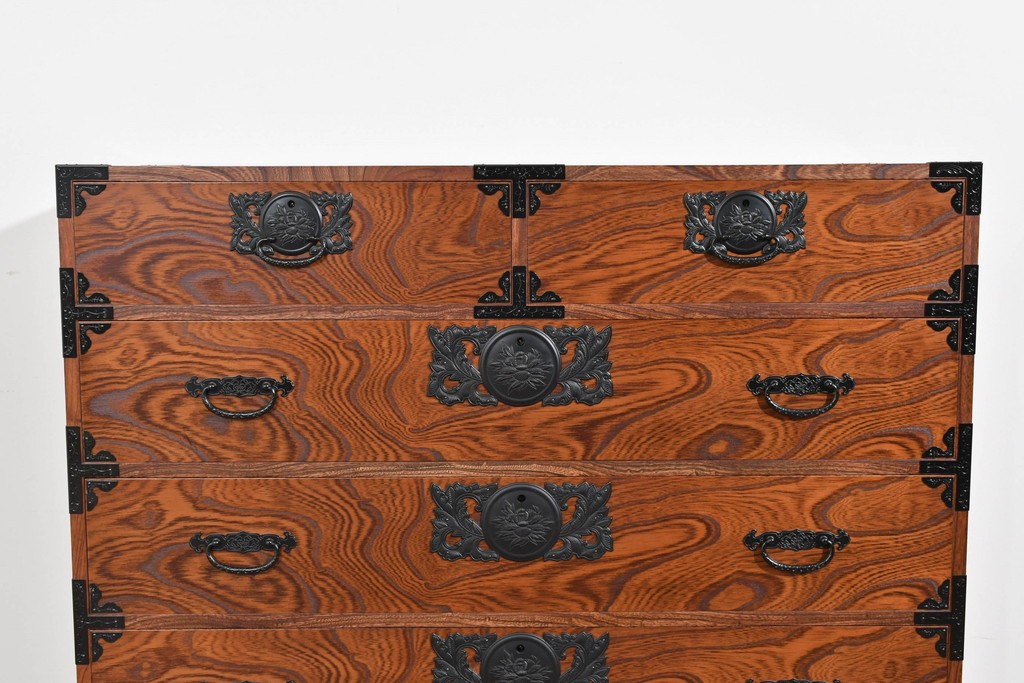 中古　美品　渡辺家具店　杢目の力強さと重厚な金具が調和した仙台箪笥　(R-085662)