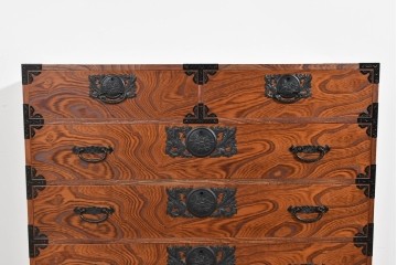 中古　美品　渡辺家具店　杢目の力強さと重厚な金具が調和した仙台箪笥　(R-085662)