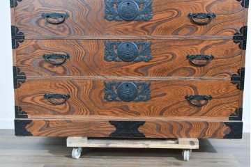 中古　美品　渡辺家具店　杢目の力強さと重厚な金具が調和した仙台箪笥　(R-085662)