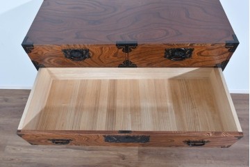 中古　美品　渡辺家具店　杢目の力強さと重厚な金具が調和した仙台箪笥　(R-085662)