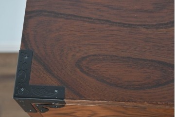 中古　美品　渡辺家具店　杢目の力強さと重厚な金具が調和した仙台箪笥　(R-085662)