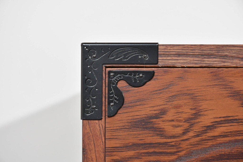 中古　美品　渡辺家具店　杢目の力強さと重厚な金具が調和した仙台箪笥　(R-085662)