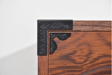 中古　美品　渡辺家具店　杢目の力強さと重厚な金具が調和した仙台箪笥　(R-085662)