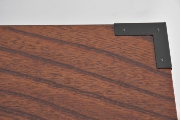 中古　美品　渡辺家具店　杢目の力強さと重厚な金具が調和した仙台箪笥　(R-085662)