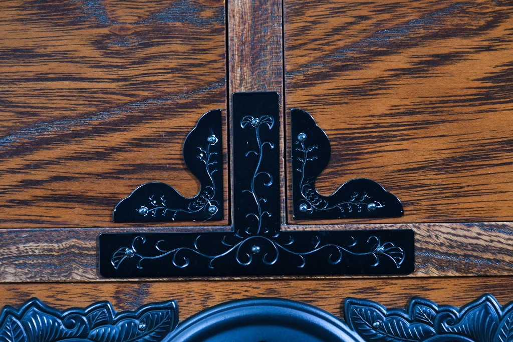 中古　美品　渡辺家具店　杢目の力強さと重厚な金具が調和した仙台箪笥　(R-085662)