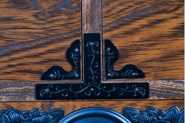 中古　美品　渡辺家具店　杢目の力強さと重厚な金具が調和した仙台箪笥　(R-085662)