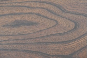 中古　美品　渡辺家具店　杢目の力強さと重厚な金具が調和した仙台箪笥　(R-085662)