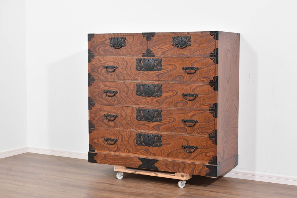 中古　美品　渡辺家具店　杢目の力強さと重厚な金具が調和した仙台箪笥　(R-085662)