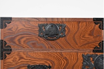 中古　美品　渡辺家具店　杢目の力強さと重厚な金具が調和した仙台箪笥　(R-085662)