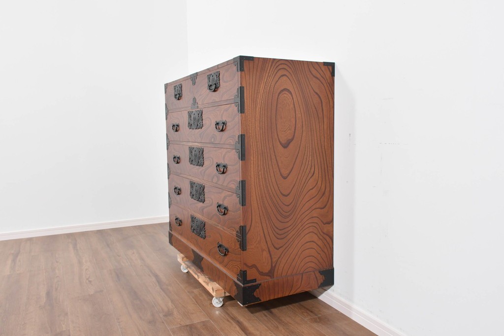 中古　美品　渡辺家具店　杢目の力強さと重厚な金具が調和した仙台箪笥　(R-085662)