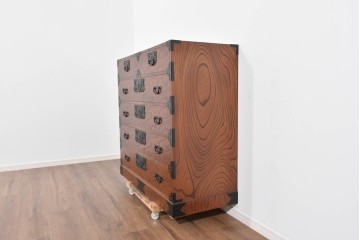 中古　美品　渡辺家具店　杢目の力強さと重厚な金具が調和した仙台箪笥　(R-085662)