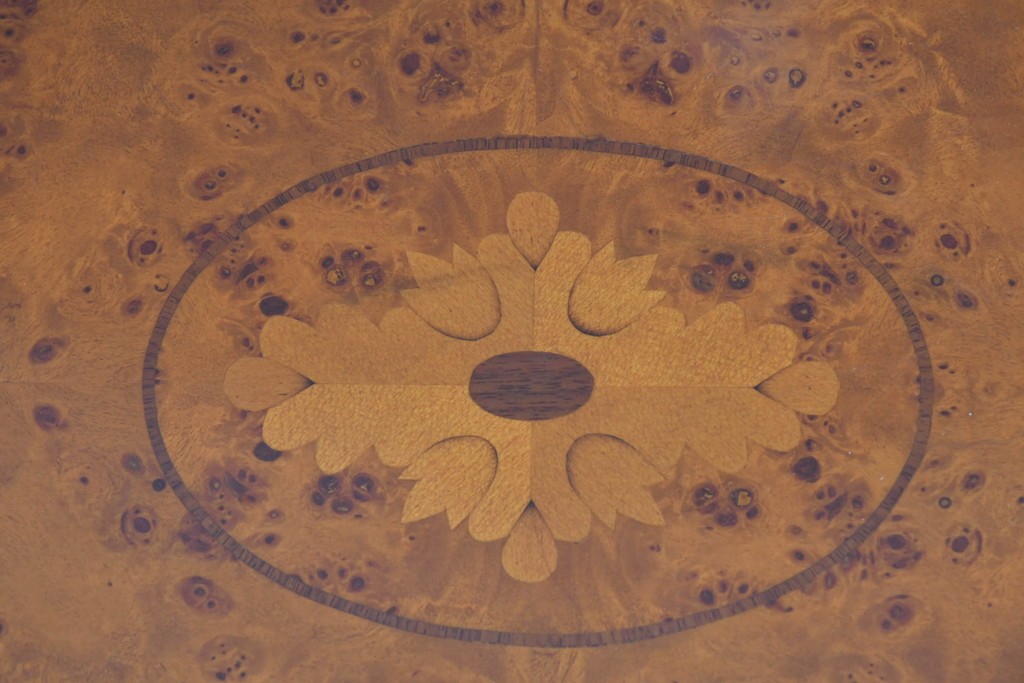 中古　美品　JANSEN(ジャンセン)　マホガニー材　縁取りの意匠が優雅なオーバルティーテーブル　定価約10万円　(R-085665)