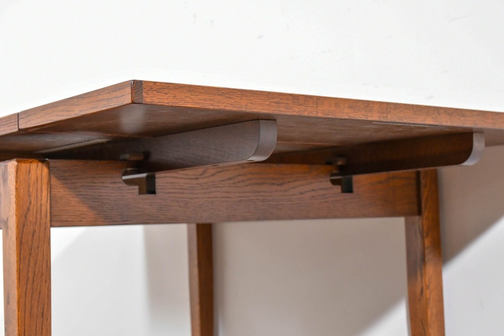 中古　美品　希少な廃番品　カントリーハウス　天板を広げて使える小振りなエクステンションテーブル　(R-085667)