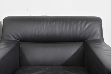 中古　コクヨ(KOKUYO)　ルクサリオ　本革+フェイクレザー　モダンデザインの1人掛けアームソファ2脚セット　定価(2脚合計)約35万円以上　(R-085672)