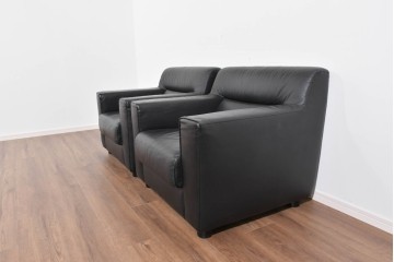 中古　コクヨ(KOKUYO)　ルクサリオ　本革+フェイクレザー　モダンデザインの1人掛けアームソファ2脚セット　定価(2脚合計)約35万円以上　(R-085672)