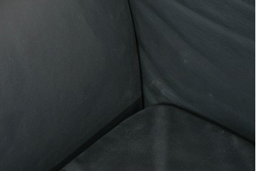 中古　コクヨ(KOKUYO)　ルクサリオ　本革+フェイクレザー　モダンデザインの1人掛けアームソファ2脚セット　定価(2脚合計)約35万円以上　(R-085672)