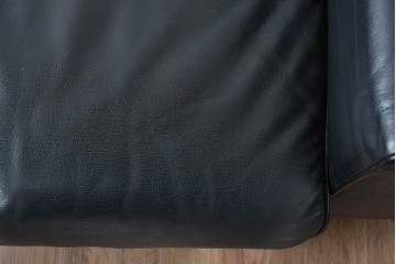 中古　コクヨ(KOKUYO)　ルクサリオ　本革+フェイクレザー　モダンデザインの1人掛けアームソファ2脚セット　定価(2脚合計)約35万円以上　(R-085672)