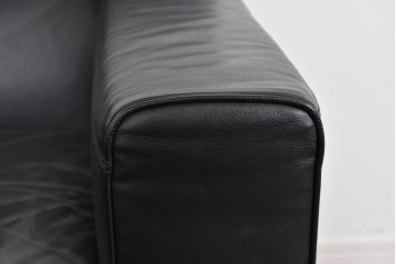 中古　コクヨ(KOKUYO)　ルクサリオ　本革+フェイクレザー　モダンデザインの1人掛けアームソファ2脚セット　定価(2脚合計)約35万円以上　(R-085672)